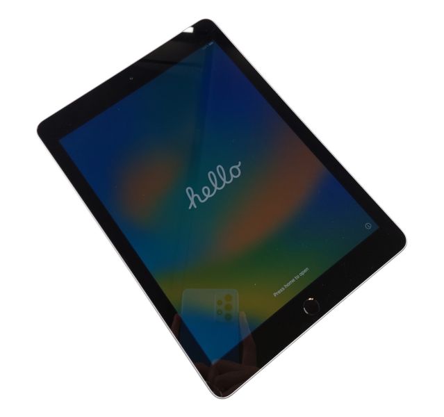 Apple iPad 5th Gen Wifi, A1822, Space Grey, 32GB (Cracked)